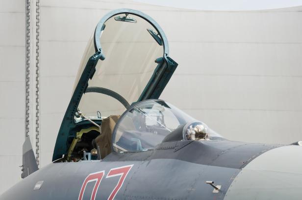 Bei der SU-35S befindet sich das IRST leicht rechts, direkt vor dem Cockpit Bei der SU-35S befindet sich das IRST leicht rechts, direkt vor dem Cockpit