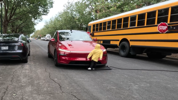 Tesla ignoriert Schulbus und überfährt Kinder-Dummy Tesla ignoriert Schulbus und überfährt Kinder-Dummy