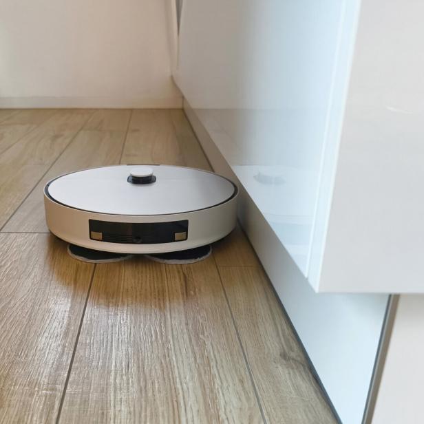 Der Samsung Bespoke Jet Bot Combo nimmt einen Fleck am Boden ins Visier und entfernt ihn