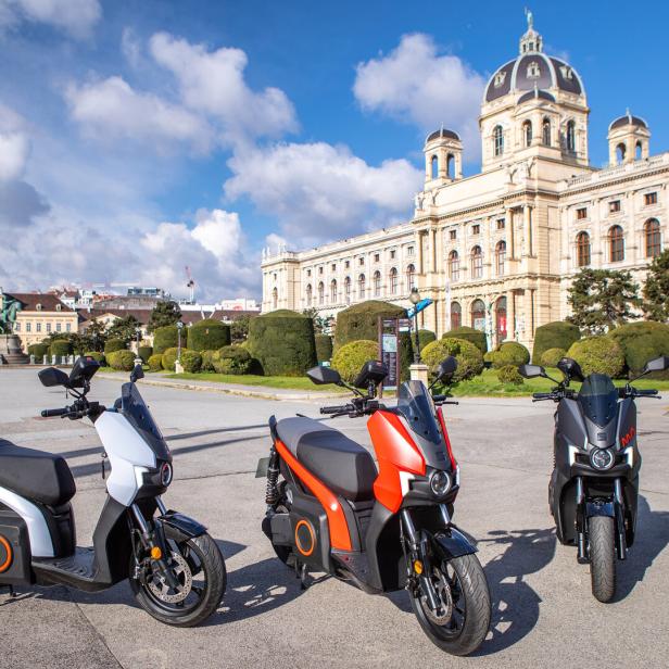 46-205038048 Abgasfrei und flüsterleise losrollern: SEATMO Elektroroller vor dem Naturhistorischen Museum in Wien