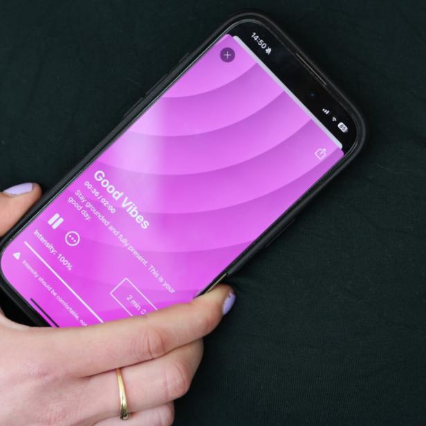 Apollo App auf iPhone an Brust gehalten 