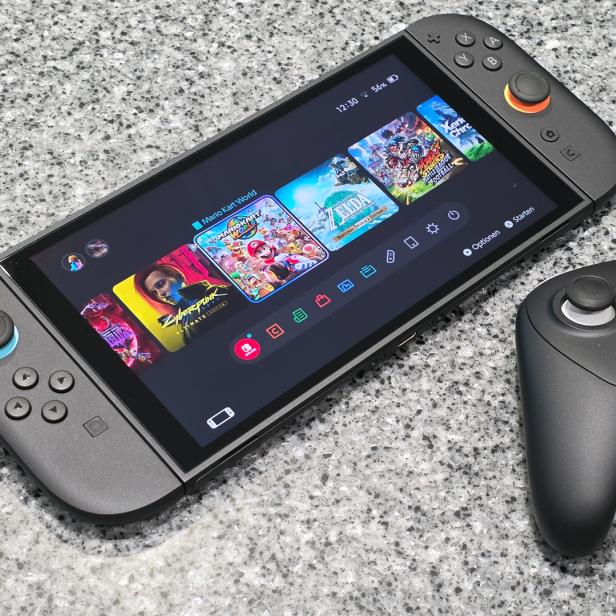 Die Switch 2 mit dem neuen Switch 2 Pro Controller