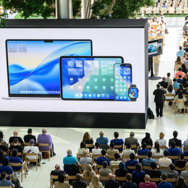 US-INTERNET-SOFTWARE-COMPUTERS-AI-APPLE