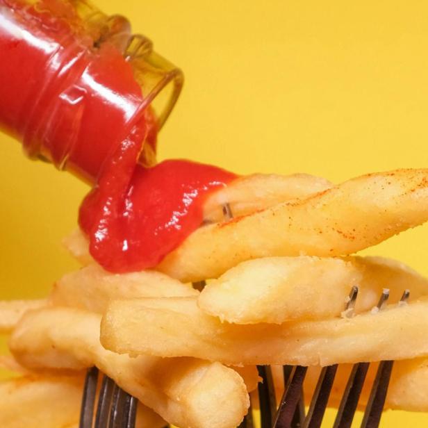 Wie man wirklich den letzten Rest aus der Ketchup-Flasche herauskriegt