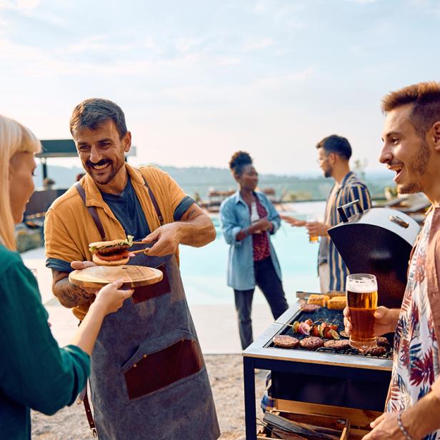 Freunde machen ein BBQ