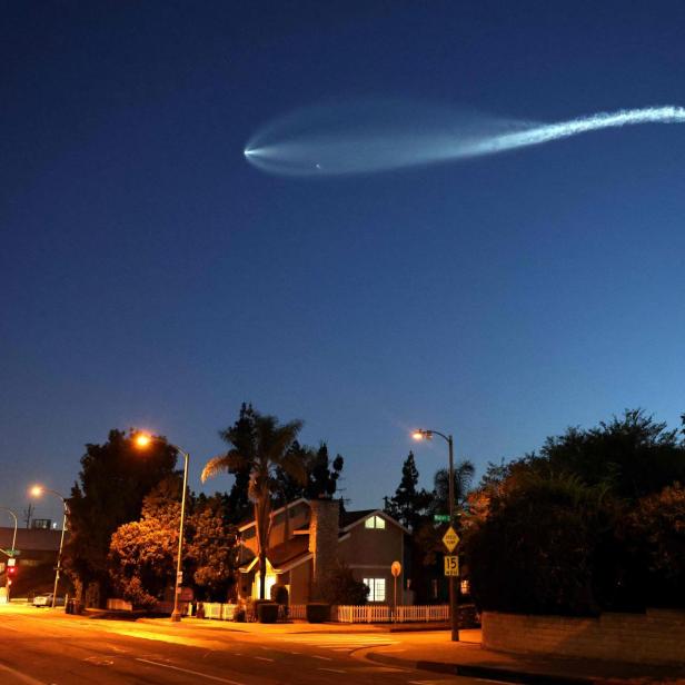 Startende Falcon-9-Rakete liefert spektakuläre Lichtshow 